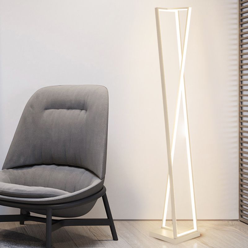 Edge Moderne Lineaire Metalen Driehoek Vloerlamp, Zwart/Wit