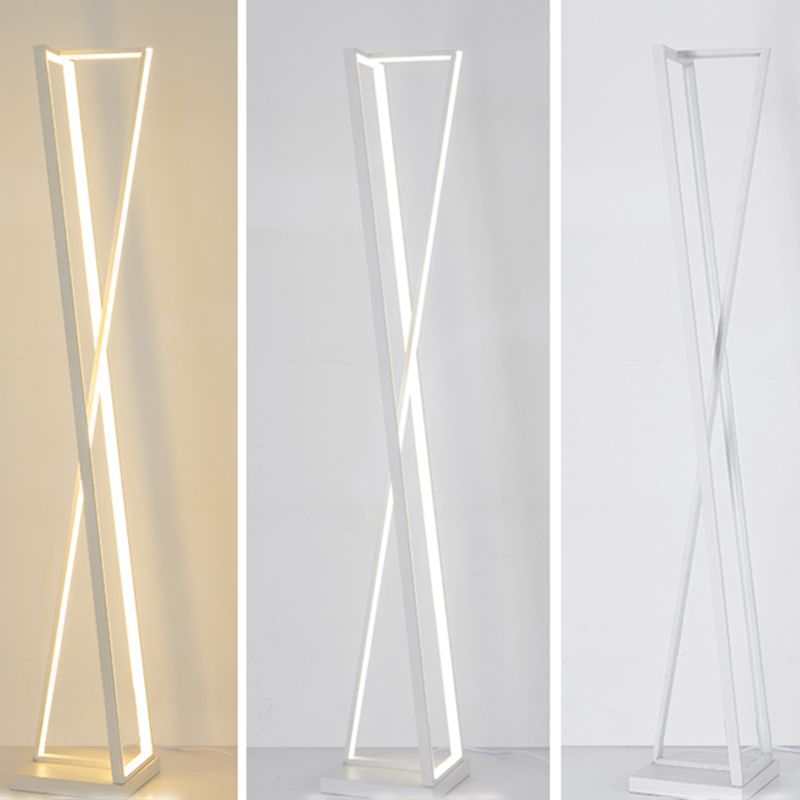 Edge Moderne Lineaire Metalen Driehoek Vloerlamp, Zwart/Wit